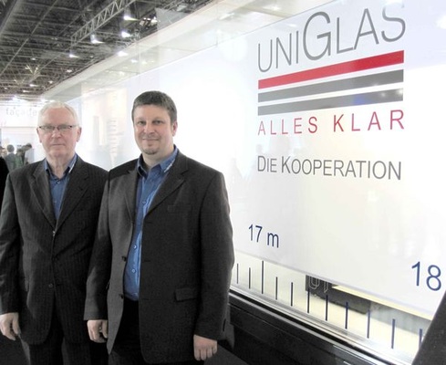 Dietmar Henze (l.) und Matthias Zander von Henze Glas präsentierten in Düsseldorf die größte ISO-Scheibe der Welt (Länge 18 m). - © Matthias Rehberger / GLASWELT
