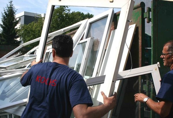 Die ausgebauten PVC-Fenster werden zur Wiederverwertung transportiert. - Matthias Rehberger, GLASWELT - © Matthias Rehberger, GLASWELT
