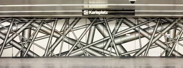 Die Wände mit ihren 180 Glaspaneelen in der Wiener U-Bahnstation wurden von dem Künstler Peter Kogler gestaltet. Der Glasdruck stammt von AGC Interpane. - Wiener Linien GmbH / AGC Interpane - © Wiener Linien GmbH / AGC Interpane
