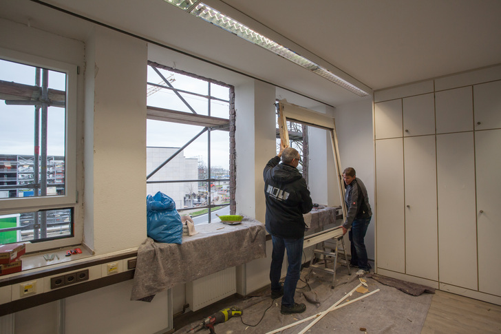Die neuen Fenster stehen schon bereit und werden unmittelbar nach Ausbau der alten Fenster sach- und fachgerecht eingesetzt. - Rainer Hardtke - © Rainer Hardtke

