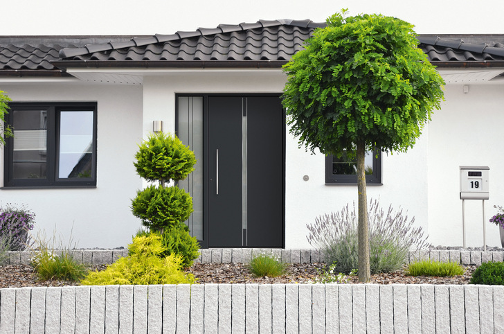 Fenster und Türen in der Trendfarbe Anthrazit verleihen dem Haus einen modernen Look. - © VFF/RODENBERG Türsysteme AG/Aldra
