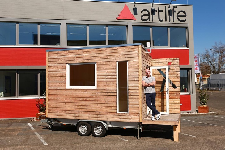 Artlife-GF Stephan Haida auf dem mobilen Arbeitsplatz, der auf einem Alko-Fahrgestell mit Doppelachse steht. - © Artlife
