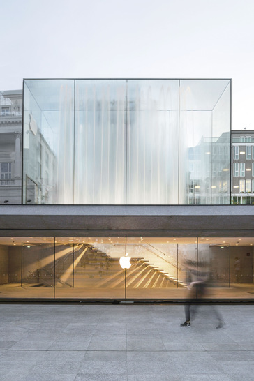 Die Glasbox des Apple Store in Mailand besteht aus je 4 Fassaden­gläsern pro Seite. Diese sind nicht durch Edelstahl-Halterungen verbunden, sondern lediglich durch eine Silikonverklebung. - © Foto: Giovanni Nardi Photography
