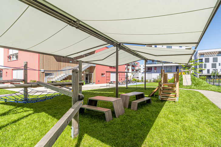 Ein aktuelles Beispiel wie Spielflächen draußen vor Sonne geschützt werden können, ist der Kindergarten Riedenburg in Salzburg. Für jede räumliche Situation entwickelt man ein individuelles Konzept. - © Foto: markilux
