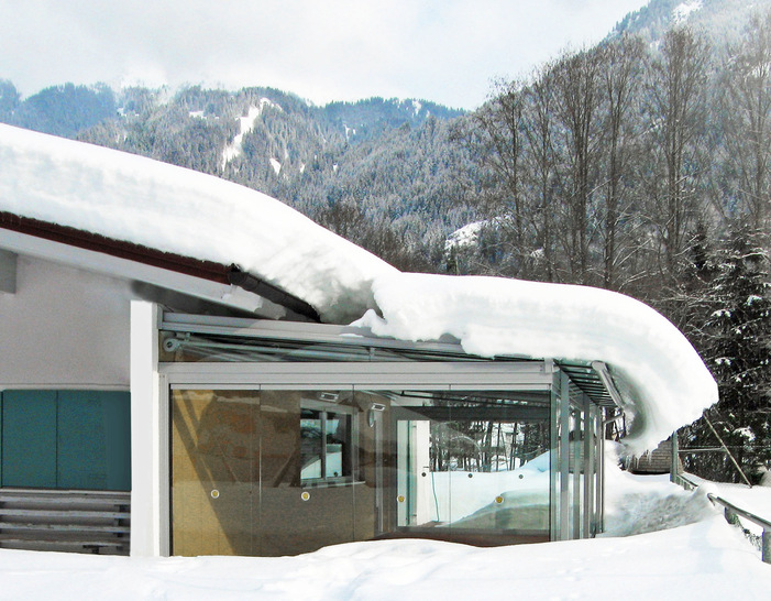 Schnee und Eis können eine enorme Belastung für flache Glasdächer sein. So-larlux, Hersteller hochwertiger Wintergärten und Terrassenüberdachungen, kon-zipiert diese so, dass sie auch extremen Wetterlagen standhalten. - © Solarlux
