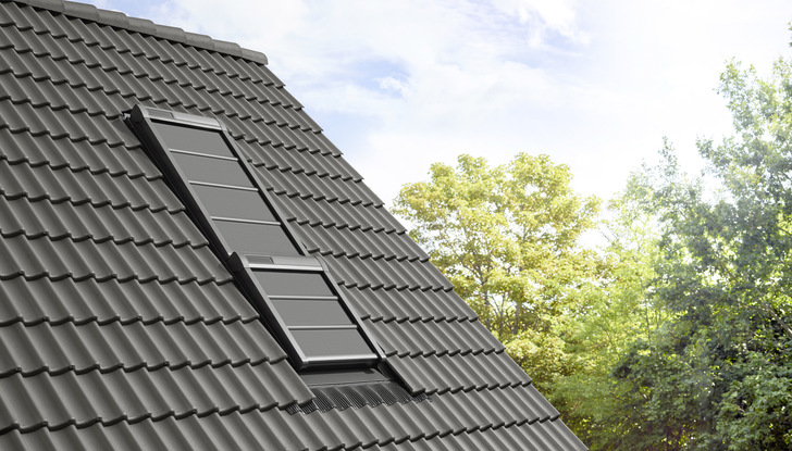 Die neue Solar-Hitzeschutz-Markise Verdunkelung ist jetzt auch für die Lichtlösung Lichtband verfügbar. Sie sorgt nicht nur für angenehme Temperaturen im Dachgeschoss, sondern kann ­darüber hinaus den Tageslichteinfall verhindern. - © Foto:Velux
