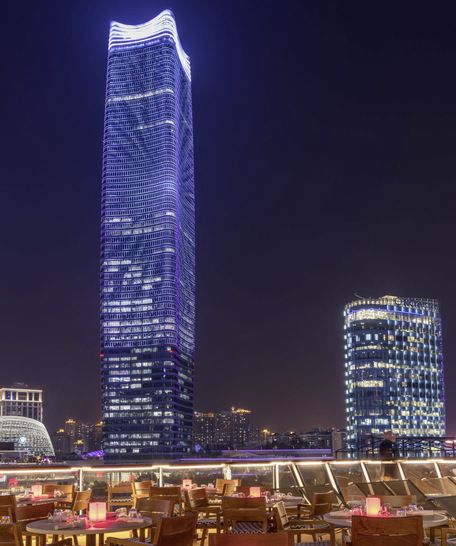 Sinar Mas Plaza, der fünft­höchste Turm in Shanghai, setzt auf ein Sonnenschutzsystem mit Motorisierung von elero. - © Foto: Nice
