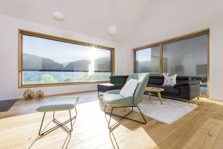 Moderne, großformatige Fenster sorgen für viel Tageslicht im Haus. - © Foto: Roma KG
