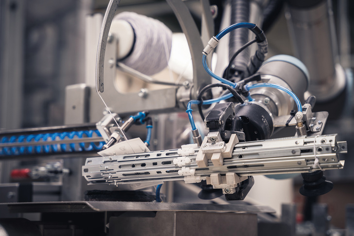 Mit dem Einsatz kollaborativer Roboter geht Roto Fenster- und Türtechnologie (FTT) den nächsten Digitalisierungs-Schritt in der Fertigung. - © Roto
