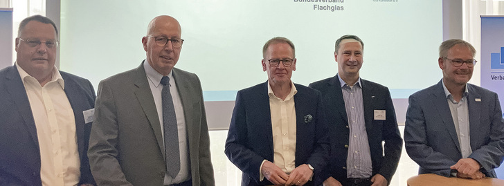 Die Vertreter der vier Branchenverbände VFF, BF, FVSB und pro-K haben am 19.10. die Branchenstudie über den Fenstermarkt 2021 und 2022 in Frankfurt vorgestellt. - © Foto: Daniel Mund / GLASWELT
