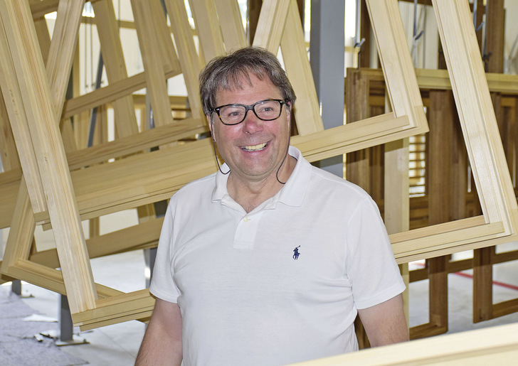 Fensterbauer Hans-Joachim Böck hat beim Holz-Metall-System­lieferanten sein zukunftsweisendes Fenster gefunden. - © Foto: Daniel Mund / GLASWELT
