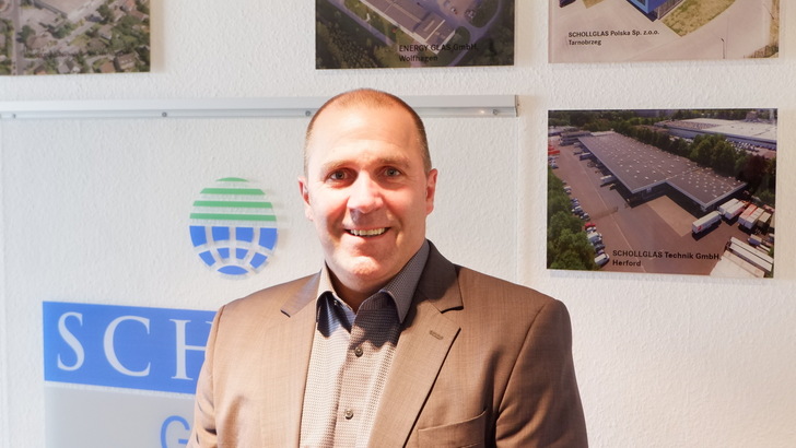 Andreas Elzer, Leiter der Managementsysteme bei Schollglas, freut sich über die neuen Zertifizierungen. - © Schollglas
