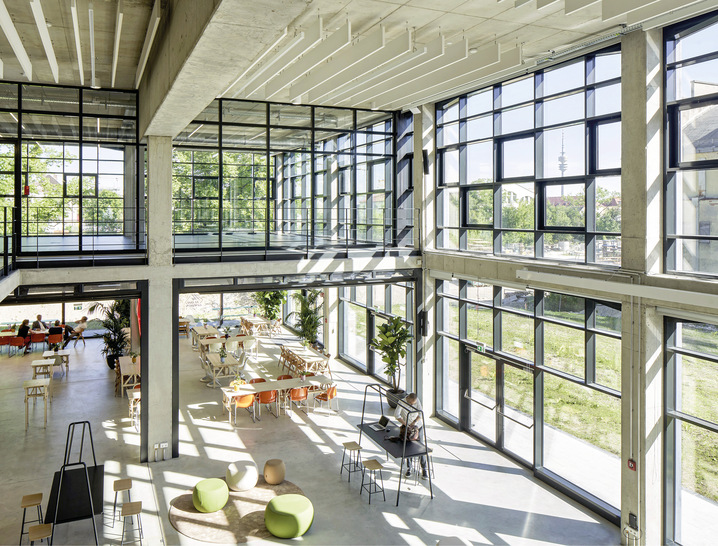 Die helle und offene Raumstruktur des Gebäudes des MUC lädt im Innern zur Kommunikation ein und schafft so beste Arbeitsvoraussetzungen. - © Foto: Stefan Mueller-Naumann
