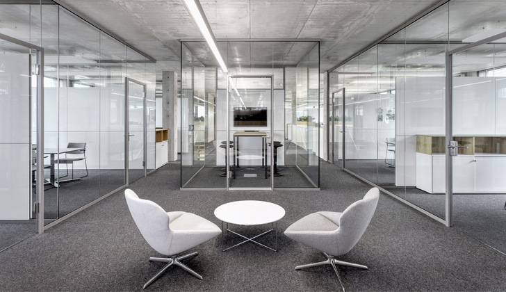 Die Ganzglas­konstruktion fecoplan erlaubt es, sehr viel ­Tageslicht in (Büro-)Räume zu bringen. - © Foto: feco / Nikolay Kazakov, Karlsruhe
