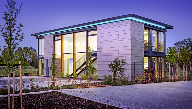 Gelungene Kombination: Pfosten-Riegel-Verglasungen und Aluminium-Carbon-Fassaden prägen das neue Büro­gebäude von aplacon in Straelen. - © Foto: Kneer-Südfenster
