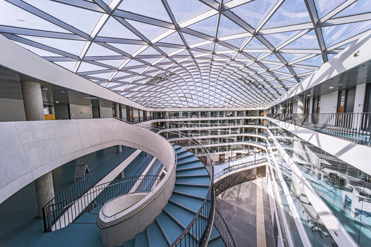 Das von Tageslicht durchflutete Atrium, dessen Dachsohle 22 m und dessen Oberkante 29 über dem Boden liegt, dient als wettergeschützter Campus des DHBW im Talkessel von Stuttgart. - © DHBW Stuttgart (flash.iFFect GbR)
