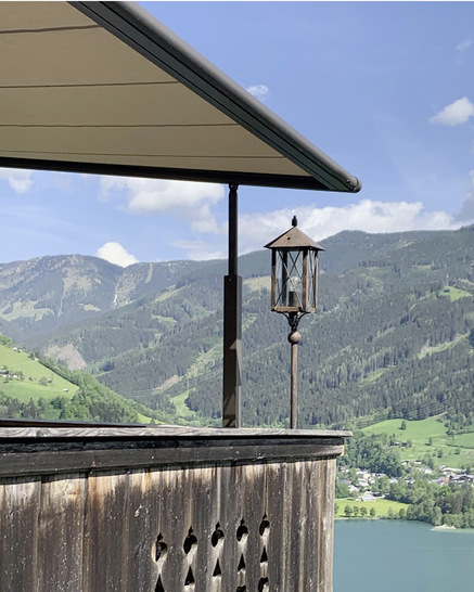 Die Jausenstation „Pfefferbauer“ im Salzburger Land ­bietet den Gästen mit einer neuen Markisenanlage bei fast ­jedem ­Wetter einen beeindruckenden Blick auf den „Zeller See“ und die Gipfel der Hohen Tauern. - © Foto: markilux
