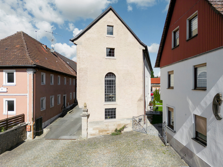 Preisgekrönte Denkmalschutzsanierung: Die Alte Brauerei in Untersteinbach wurde in ein modernes Wohn- und Bürogebäude umgewandelt. Zum Einsatz kamen die Fenster- und Türsysteme von heroal. - © heroal