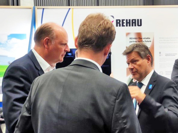 Carsten Heuer, CEO von REHAU Window Solutions (l.) im Gespräch mit Wirtschaftsminister Robert Habeck. - © Rehau
