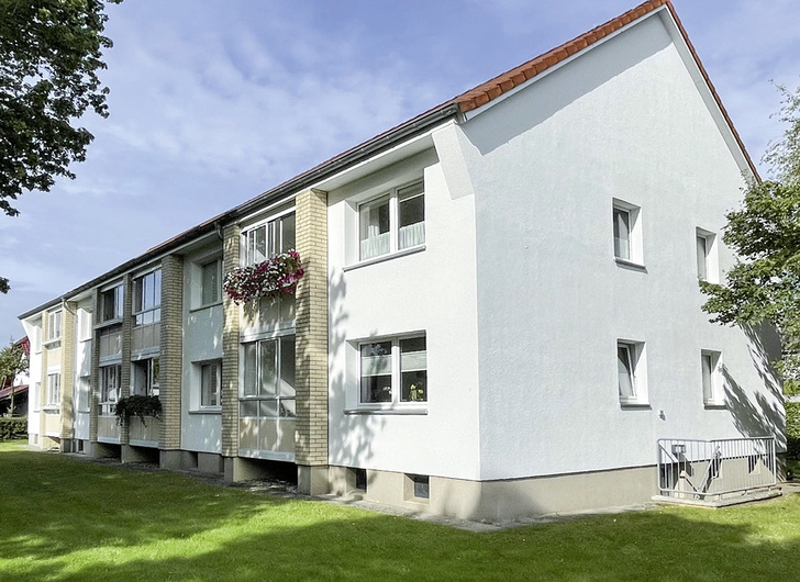 Bei der Sanierung eines Mehrfamilienhauses in Rendsburg verantwortet der Montagebetrieb Haß die Fenstererneuerung. - © Foto: Hanno Werk GmbH & Co. KG