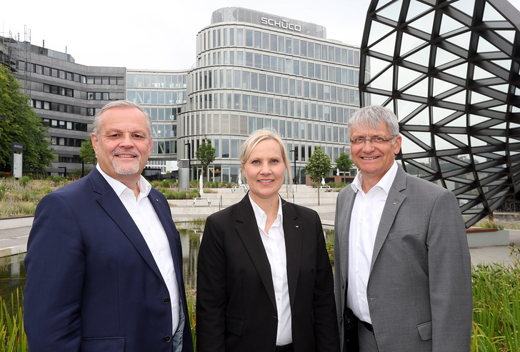 (v.l.) Andreas Engelhardt, Sandra Greiser und Thomas Lauritzen stellen den Schüco Jahresbericht 2023 vor. - © Schüco International KG