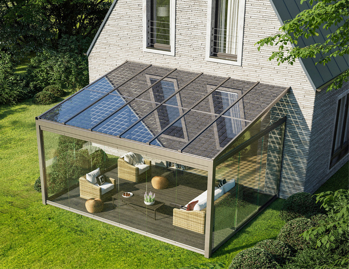 Im Pultdach integrierte PV-Module ermöglichen Bauherren die Produktion von eigenem Strom. Zusätzlich ­verschatten sie die Terrassenfläche, so dass auf eine Markise verzichtet werden kann. - © Foto: Solarlux