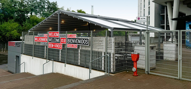 Gut sichtbar am Eingangsbereich West zeigt sich der neugestaltete Biergarten mit einem komplett überdachten Sitzbereich im Gelände des Fußballstadium vom amtierenden Fußballmeister Bayer Leverkusen, - © Foto: Olaf Vögele