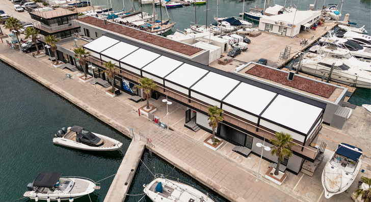 Ein echter Blickfang: Die Pergolen am Yachthafen ACI Marina Split sind mit der vertikalen Beschattung Terra Side ausgestattet. - © Foto: Hella