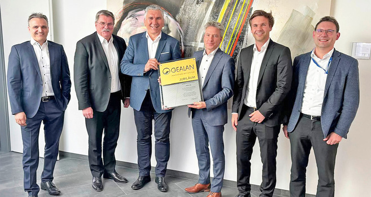 (v.l.) Tino Albert (Gealan-GF Technik & Finanzen), Michael Pattalon (Leiter Konzernplanung & Controlling Veka), Ivica Maurović (Sprecher der Gealan-GF), Andreas Hartleif (Vorstandsvorsitzender der Veka AG), Pascal Heitmar (Vorstand Finanzen Veka AG) und Alexander Jahn (Kaufmännischer Leiter Gealan). - © Foto: Gealan