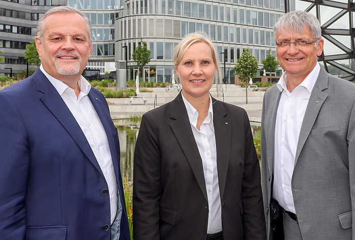 (v.l.) Andreas Engelhardt, Sandra Greiser und Thomas Lauritzen stellen den Schüco Jahresbericht 2023 vor. - © Foto: Schüco International KG