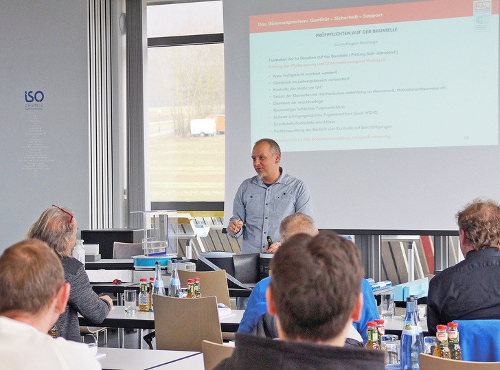 ISO-Chemie Referent Andreas Stein (Projektingenieur bei ISO-Chemie) bei der Grundlagenschulung der RAL-Ausbildung - © ISO-Chemie GmbH