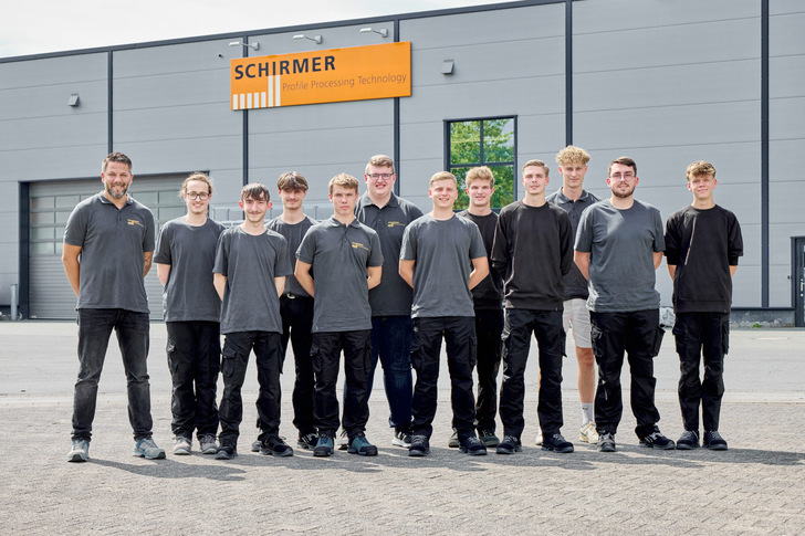 Elf junge Menschen haben bei Schirmer Maschinen am 1. August 2024 eine Ausbildung respektive ein Studium begonnen. Hier präsentieren sie sich mit Ausbildungsleiter Sandi Pavlić (ganz links). - © Schirmer Maschinen