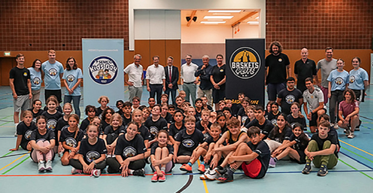 Beim Semco Kids Day werden im Verbund mit dem Baskets4Life e.V., Werte wie ­Respekt, Vertrauen, Verantwortung, positive Energie und Fairness vermittelt. - © Foto: Semcoglas