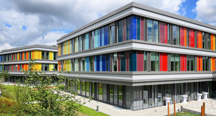 Die regenbogenbunte Schüco Fassade bringt viel helles Tageslicht in die Räume des Kinderzentrums Bethel. - © Foto: Schüco International KG / Fotografin: Barbara Franke