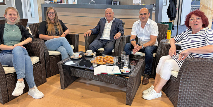 ﻿Digitalisierungsexperten unter sich (v.l.): Kerstin Bock (Vertriebsinnendienst bei Braun), ­Susanne, Georg und ­Wolfgang Braun als Vertreter der Geschäftsleitung und Debbie Fartely von 3E Datentechnik. - © Foto: Daniel Mund / GW