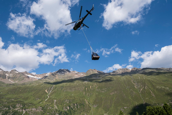 Bei Transporten mit großen Höhendifferenzen kann der Swisspacer Air Schäden in Isoliergläsern minimieren, die durch Über- bzw. Unterdruck im SZR entstehen können. Etwa hier bei der Sanierung der Fidelitashütte in den Ötztaler Alpen. - © Swisspacer CE-Air