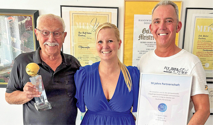 Die Unternehmenschefs Horst Becker (l.) und Dirk Becker freuen sich zusammen mit Julia Frommann (Gebietsverkaufsleiterin Deceuninck) über 50 Jahre erfolgreiche Partnerschaft. - © Foto: Deceuninck Germany GmbH