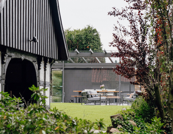 Wenn an ein denkmalgeschütztes Haus nicht angebaut werden kann, sind frei­stehende Glashäuser eine gute Alternative zu Wintergärten. - © Foto: Solarlux