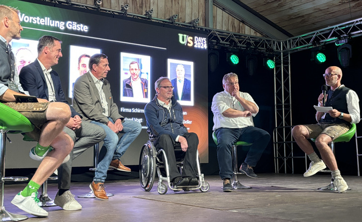 Expertenrunde v.l.: Michael Walter von Urban, Achim Binder vom Softwarehaus Klaes, Roland Vogt von der Firma Schirmer, Fensterproduzent Manfred Merschmann, Hermann Deller von der Firma Urban und Co-Moderator Ingo Jenssen.  - © Daniel Mund / GW