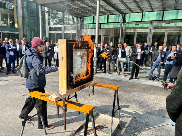 Spektakulär: Auf dem Fenster-Türen-Treff in Salzburg wurde aus Demonstrationszwecken ein Holzfenster abgefackelt. - © Daniel Mund / GW