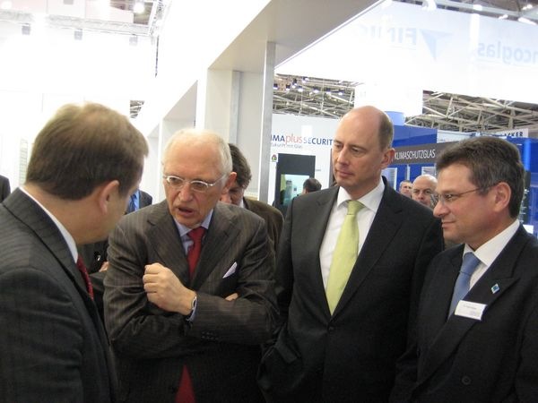 Günter Verheugen (2. von links), Vizepräsident der Europäischen Kommission, und Bundesbauminister Wolfgang Tiefensee (2. von rechts) beim Messerundgang am Montag auf der BAU 2009. - © Matthias Rehberger, GLASWELT
