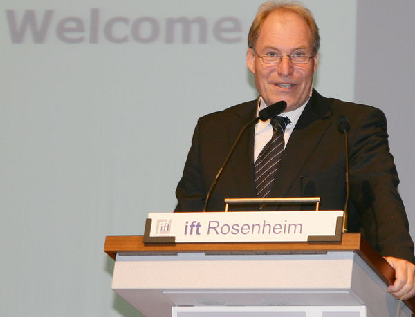 ift-Institutsleiter Prof. Ulrich Sieberath bei der Eröffnung der Rosenheimer Fenstertage 2012. - © Daniel Mund / glaswelt.de
