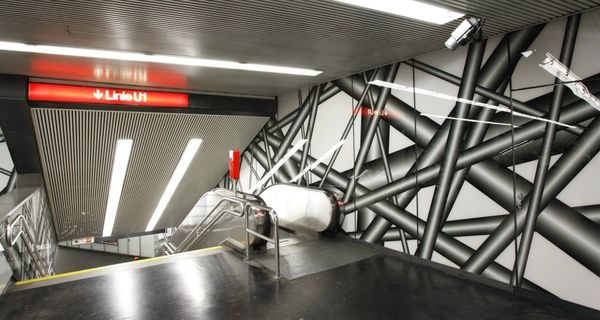 In der U-Bahn-Station unter dem Karlsplatz schmückt ein Netz aus aufgedruckten Röhren die (Glas-)Wände. - © Wiener Linien GmbH / AGC Interpane
