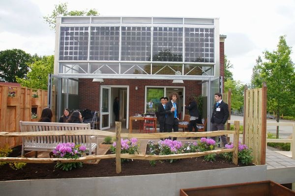 Mit der Glas-Faltwand SL 45 der Firma Solarlux lässt sich der Glasanbau zur Terrasse hin komplett öffnen. - © TU Delft

