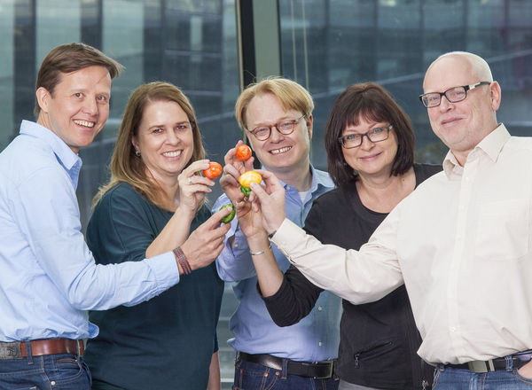 Das ganze GLASWELT-Team wünscht einen fleißigen Osterhasen: Daniel Mund, Christine Hütt, Matthias Rehberger, Petra Lenz und Olaf Vögele (v.l.). - © GLASWELT
