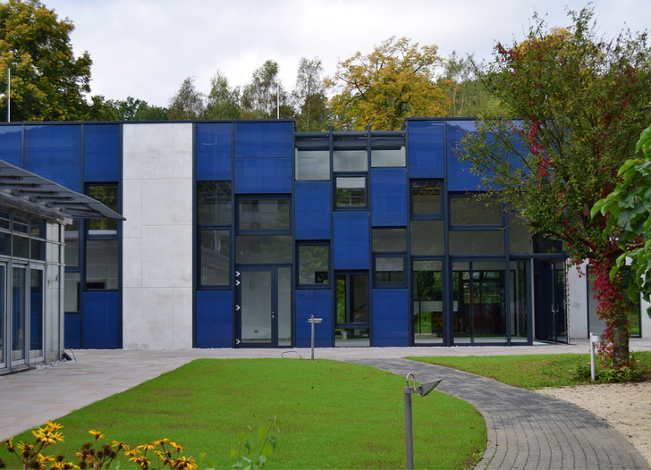 Ein Blick auf das neue Ausstellungsgebäude am Siegenia-Standort Niederdielfen - © Siegenia
