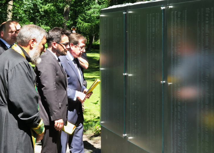 Heute gedenken Namensstelen auf dem russischen Ehrenfriedhof in Stukenbrock der vielen Opfern des Nazi-Lagers für russische Gefangene. - © tgk
