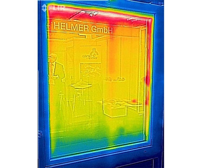 Ein Wärmebild zeigt die unterschiedlich warmen Zu- und Abluftströme am Rahmen. - © Schüt-Duis
