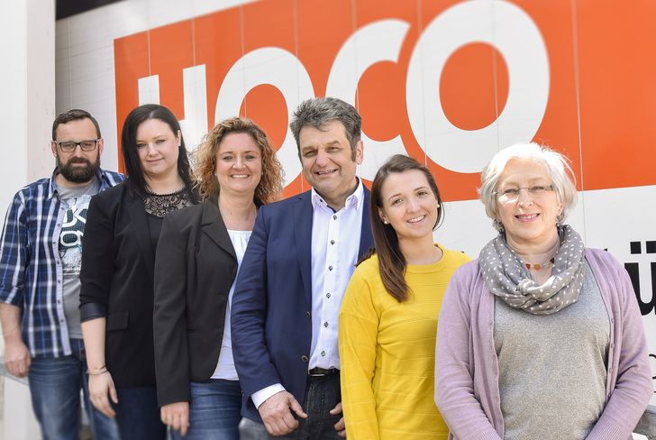 Das Hoco-Team am neuen Leitstand (v.l.n.r.): Timo Klante, Silvia Orthuber, Eva Heller, Jonny Eke (Exxent Consulting), Linda Schätz, Uschi de la Torre Altena - © Hoco
